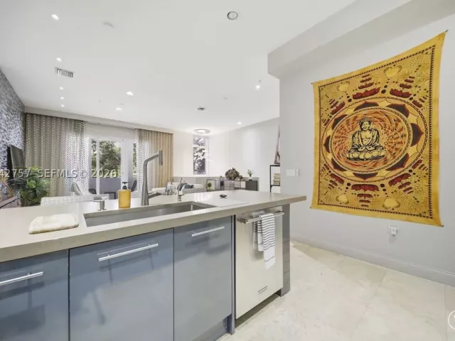 Продажа дома по адресу 710 NE 3rd Ave - фото 8919696