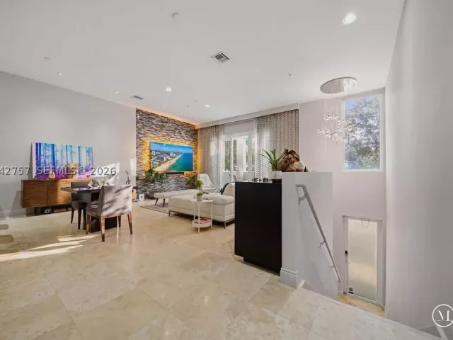 Продажа дома по адресу 710 NE 3rd Ave - фото 8919681