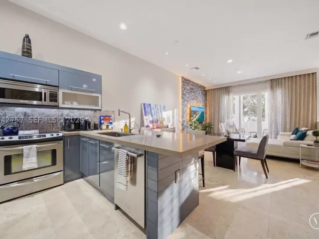 Продажа дома по адресу 710 NE 3rd Ave - фото 8919682