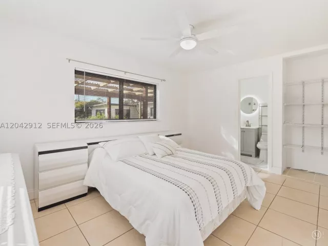 Продажа дома по адресу 700 DAVIE BOULEVARD - фото 8919772