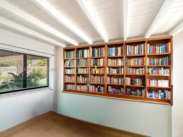Продажа дома по адресу 700 DAVIE BOULEVARD - фото 8919775