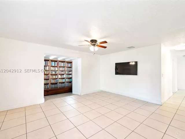 Продажа дома по адресу 700 DAVIE BOULEVARD - фото 8919776