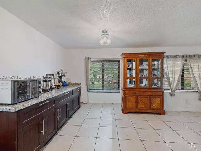 Продажа дома по адресу 700 DAVIE BOULEVARD - фото 9218732