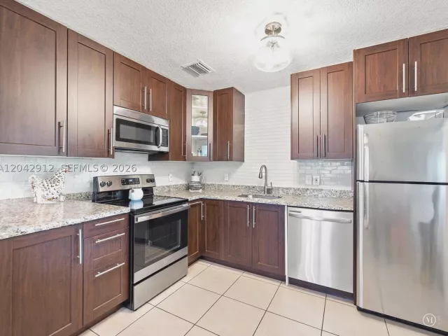 Продажа дома по адресу 700 DAVIE BOULEVARD - фото 9218733