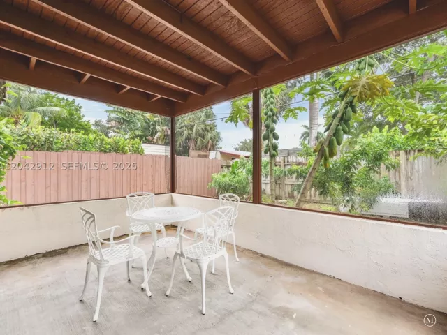 Продажа дома по адресу 700 DAVIE BOULEVARD - фото 9218735
