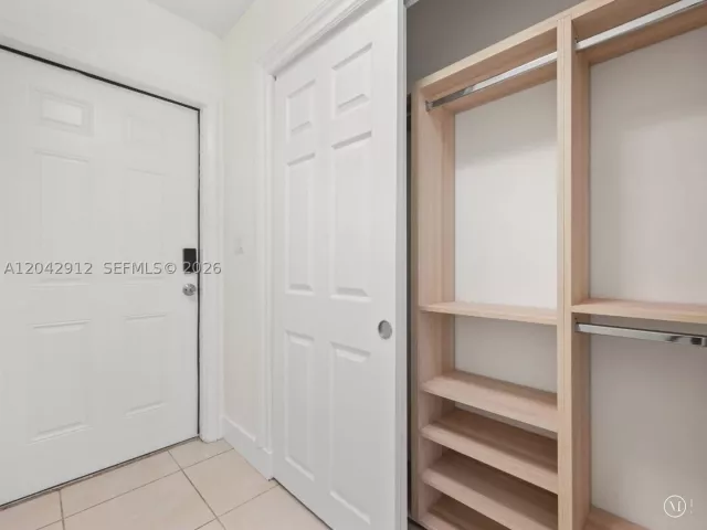 Продажа дома по адресу 700 DAVIE BOULEVARD - фото 9218738