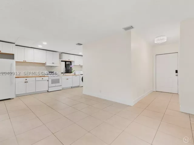 Продажа дома по адресу 700 DAVIE BOULEVARD - фото 9218740