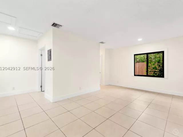 Продажа дома по адресу 700 DAVIE BOULEVARD - фото 9218741