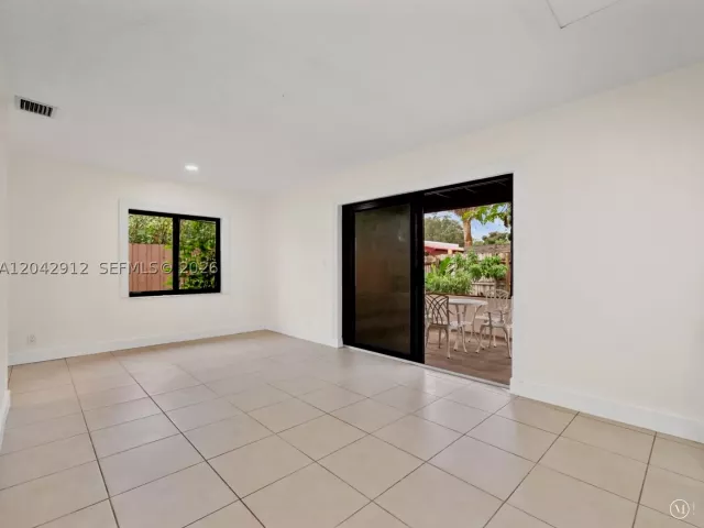 Продажа дома по адресу 700 DAVIE BOULEVARD - фото 9218742