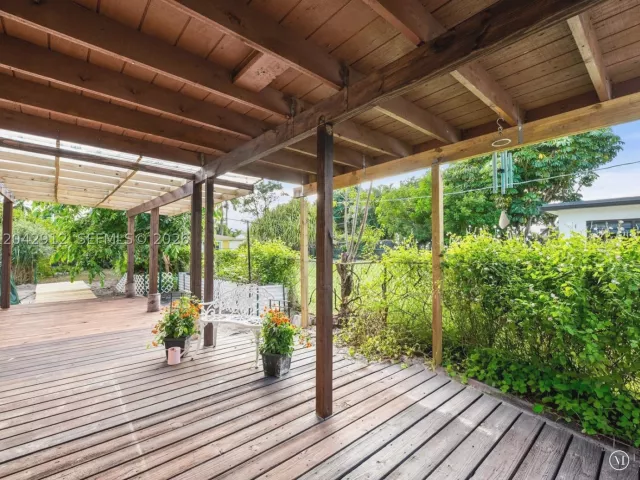Продажа дома по адресу 700 DAVIE BOULEVARD - фото 8919763