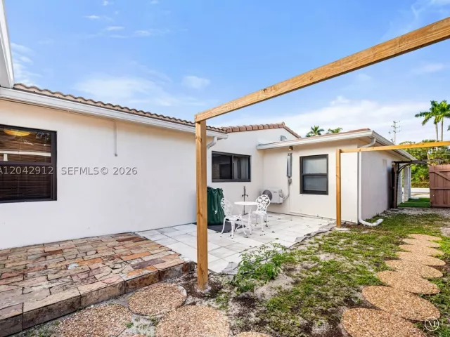 Продажа дома по адресу 700 DAVIE BOULEVARD - фото 8919764