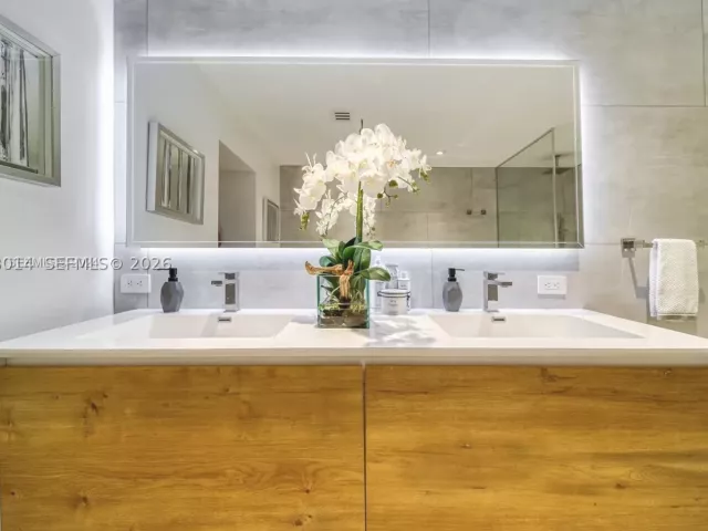Продажа дома по адресу 2298 SW 16th Ave - фото 8864927