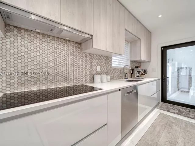 Продажа дома по адресу 2298 SW 16th Ave - фото 8864931