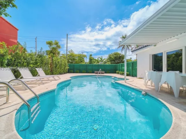Продажа дома по адресу 2298 SW 16th Ave - фото 8864919