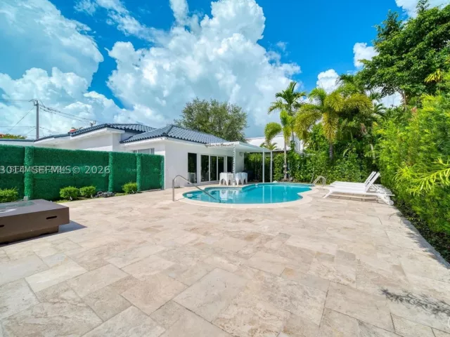 Продажа дома по адресу 2298 SW 16th Ave - фото 8864921