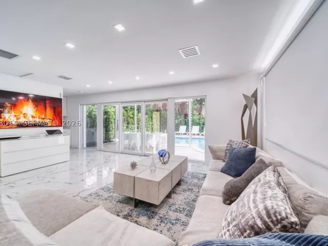 Продажа дома по адресу 2298 SW 16th Ave - фото 8864922