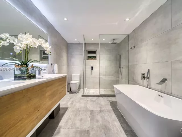 Продажа дома по адресу 2298 SW 16th Ave - фото 8864923