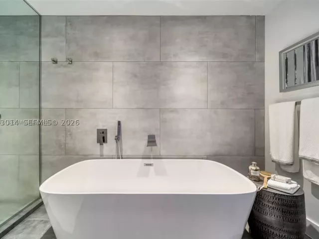 Продажа дома по адресу 2298 SW 16th Ave - фото 8864925
