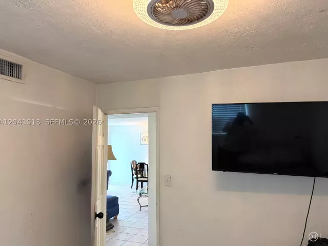Продажа дома по адресу 2300 SW 43rd Ave - фото 8865142