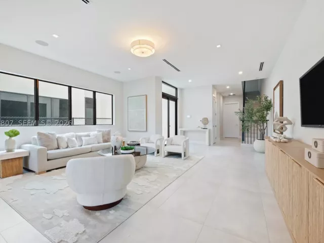 Продажа дома по адресу 2747 SW 23rd Ter - фото 9343609