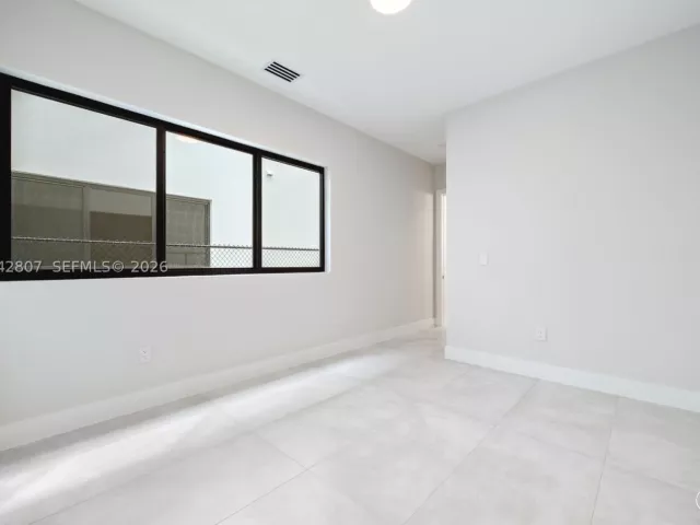 Продажа дома по адресу 2747 SW 23rd Ter - фото 9343611