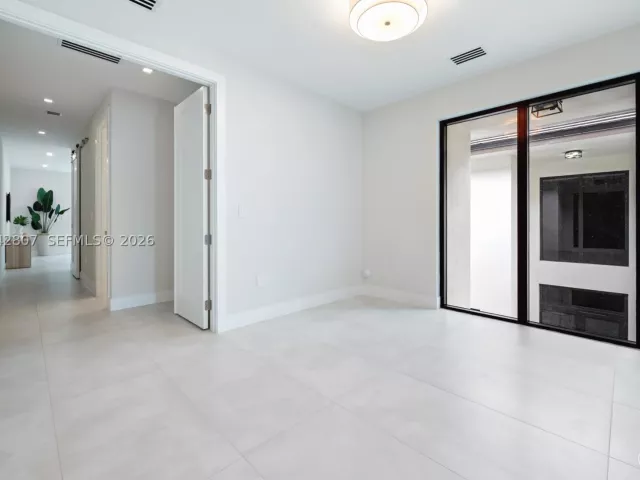 Продажа дома по адресу 2747 SW 23rd Ter - фото 9343613