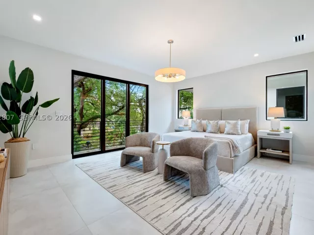 Продажа дома по адресу 2747 SW 23rd Ter - фото 9343614