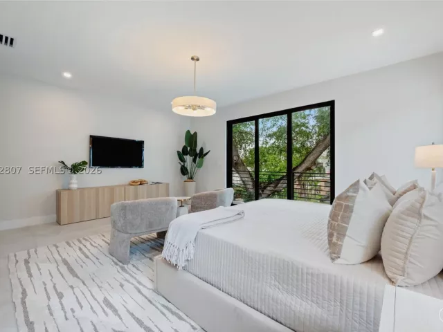 Продажа дома по адресу 2747 SW 23rd Ter - фото 9343616
