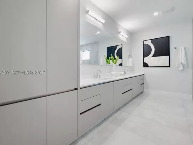 Продажа дома по адресу 2747 SW 23rd Ter - фото 9343617