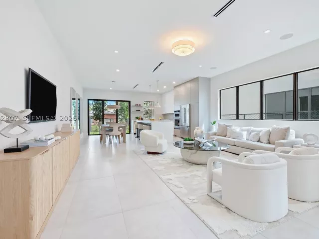 Продажа дома по адресу 2747 SW 23rd Ter - фото 9343601