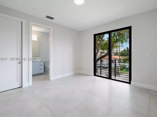 Продажа дома по адресу 2747 SW 23rd Ter - фото 9343619