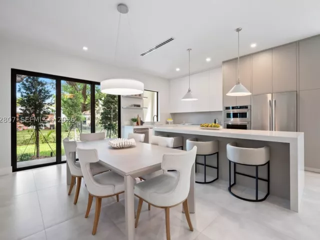 Продажа дома по адресу 2747 SW 23rd Ter - фото 9343603
