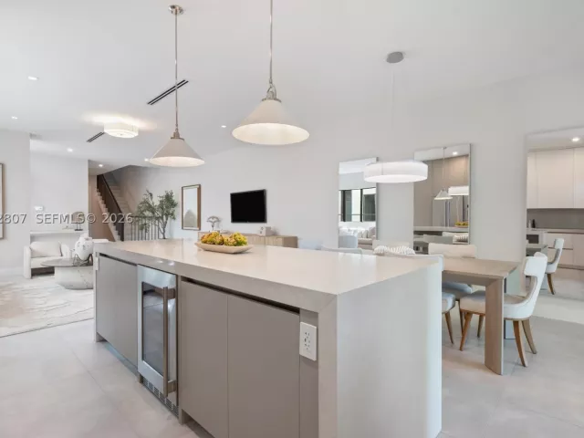 Продажа дома по адресу 2747 SW 23rd Ter - фото 9343605