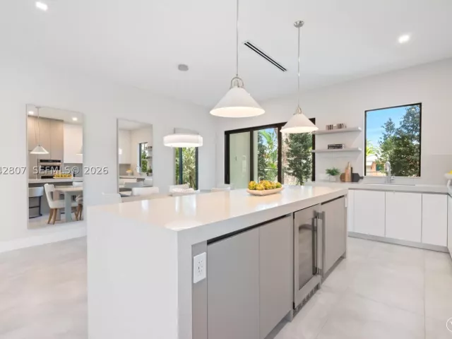 Продажа дома по адресу 2747 SW 23rd Ter - фото 9343607