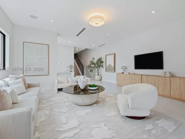 Продажа дома по адресу 2747 SW 23rd Ter - фото 9343608