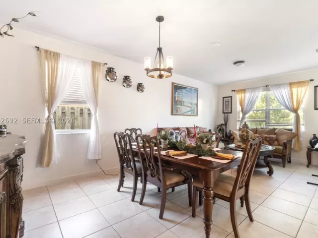 Продажа дома по адресу 3379 NE 1st St - фото 8866316