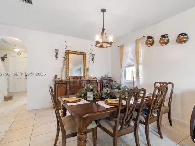 Продажа дома по адресу 3379 NE 1st St - фото 8866317