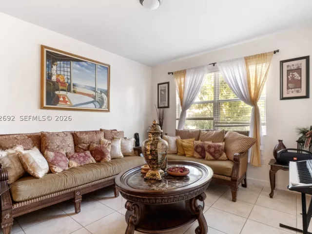 Продажа дома по адресу 3379 NE 1st St - фото 8866318