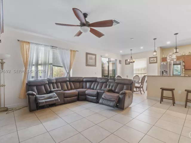 Продажа дома по адресу 3379 NE 1st St - фото 8866320