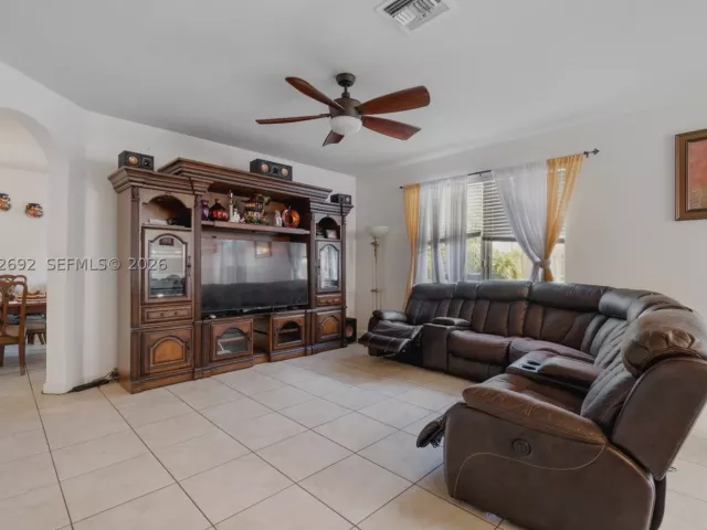Продажа дома по адресу 3379 NE 1st St - фото 8866321