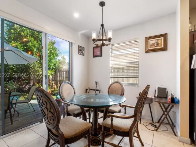 Продажа дома по адресу 3379 NE 1st St - фото 8866322