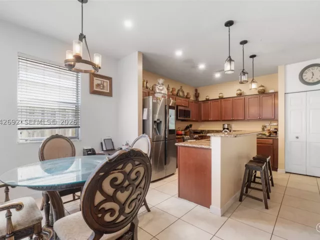 Продажа дома по адресу 3379 NE 1st St - фото 8866323