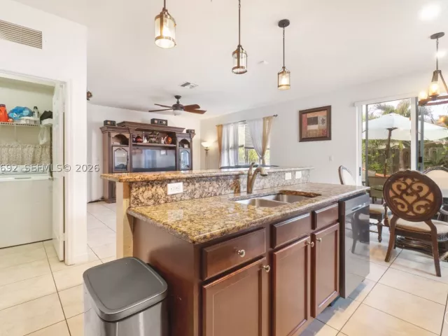 Продажа дома по адресу 3379 NE 1st St - фото 8866325