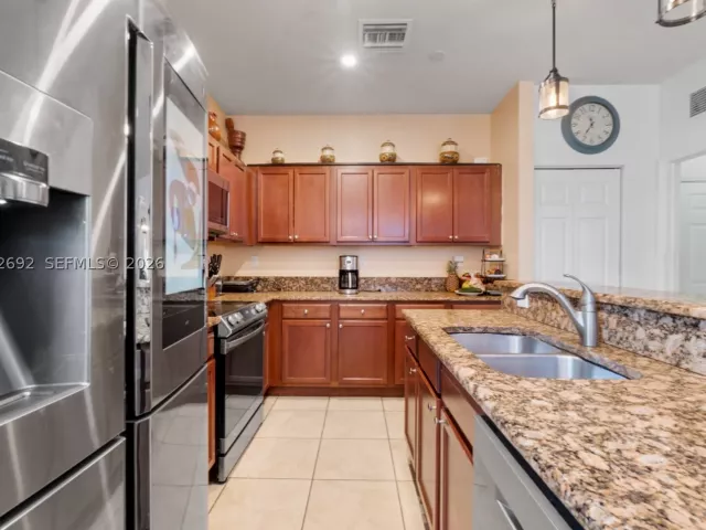 Продажа дома по адресу 3379 NE 1st St - фото 8866326