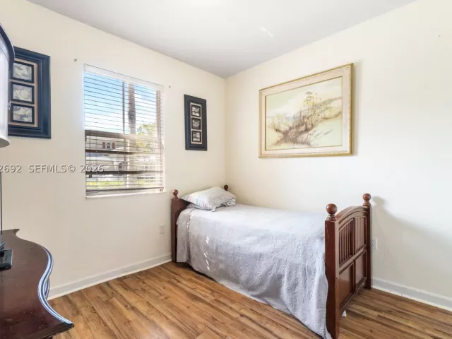 Продажа дома по адресу 3379 NE 1st St - фото 8866313