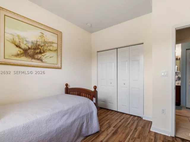 Продажа дома по адресу 3379 NE 1st St - фото 8866314
