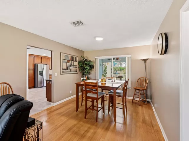 Продажа дома по адресу 1401 SW 28th Terrace - фото 9358358