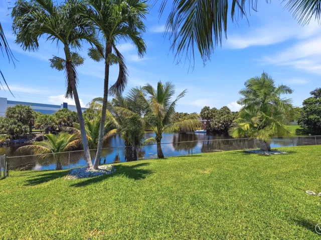 Продажа дома по адресу 1401 SW 28th Terrace - фото 9358373