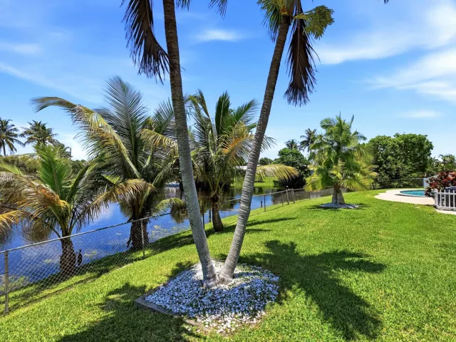 Продажа дома по адресу 1401 SW 28th Terrace - фото 9358374