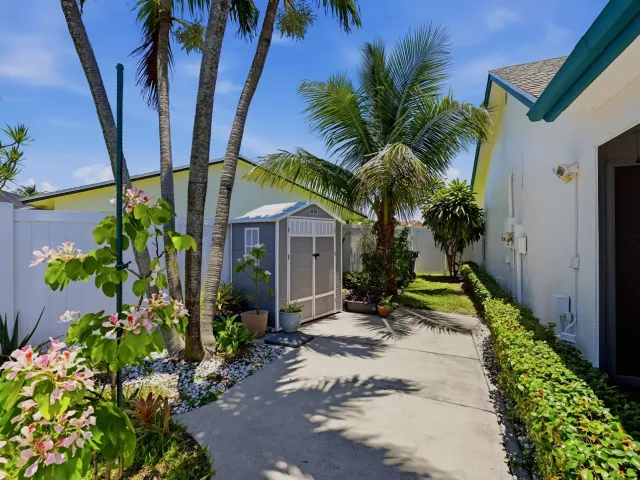 Продажа дома по адресу 1401 SW 28th Terrace - фото 9358382